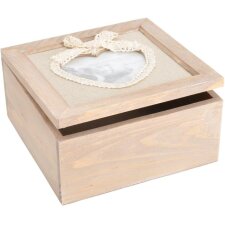Boîte de rangement en bois avec un cœur